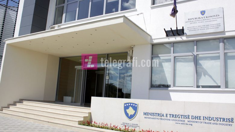Sekretarja e akuzuar për “skandale” në MTI vazhdon të marrë pagë nga ministria