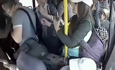 Ia tregoi organin gjenital një femre në autobus, shikoni se çfarë e gjeti (Video)