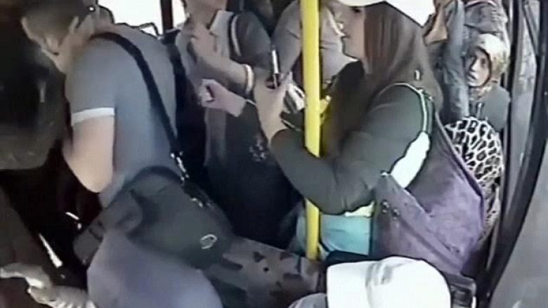 Ia tregoi organin gjenital një femre në autobus, shikoni se çfarë e gjeti (Video)