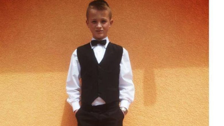 Rrobaqepësi 13 vjeçar nga Ferizaj po mahnit klientët (Video)