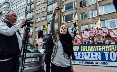 E reja myslimane sfidon protestën e ekstremistëve të djathtë