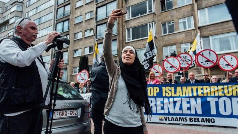 E reja myslimane sfidon protestën e ekstremistëve të djathtë