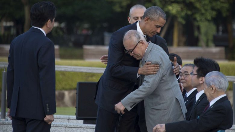 Obama përqafon të mbijetuarit e Hiroshimës (Foto)