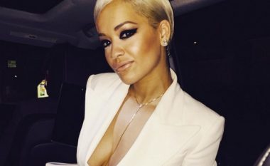 Rita Ora mbulon gjoksin me qershi (Foto, +18)