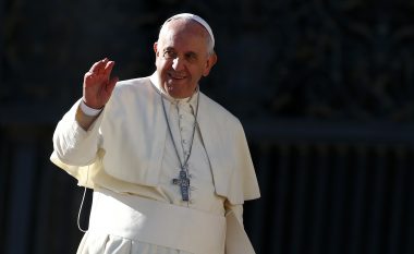 Papa viziton dhe ngushëllon 20 ish-prostituta, dy prej të cilave janë shqiptare