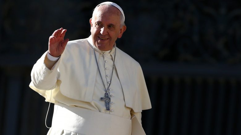 Papa: Myslimanja ka të drejtë të bart shaminë, por edhe katoliku kryqin