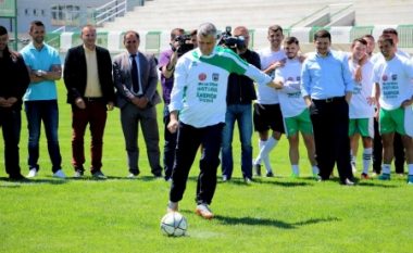 Hashim Thaçi realizon gol midis Drenicës (Video)