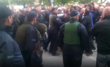 Ja si përleshen protestuesit dhe kontra-protestuesit në Prilep (Video)