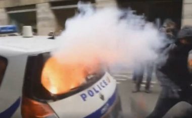 Polici brenda saj, makinës i vihet zjarri (Video)