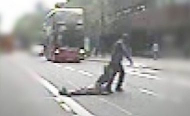 Akt i tmerrshëm ndaj një njeriu me aftësi të kufizuara: E rrahu, pastaj e hodhi para një autobusi (Video,+16)