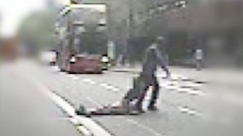 Akt i tmerrshëm ndaj një njeriu me aftësi të kufizuara: E rrahu, pastaj e hodhi para një autobusi (Video,+16)