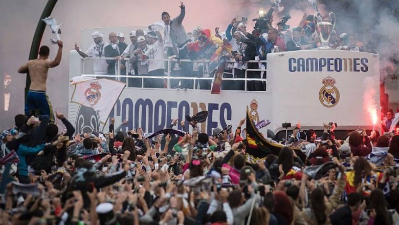 Shikoni momentin e arritjes së kampionëve në Madrid bashkë me trofeun (Video/Foto)