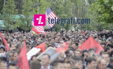 Në protestën e AAK-s dhe Nismës merr pjesë edhe një deputet i Vetëvendosjes (Foto)
