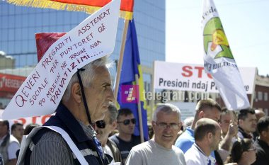 Protestohet kundër largimit të punëtorëve nga puna