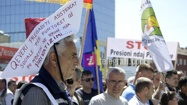 Protestohet kundër largimit të punëtorëve nga puna