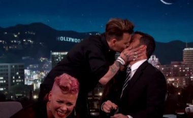 Befason Johnny Depp: E puth në gojë moderatorin e emisionit! (Video)