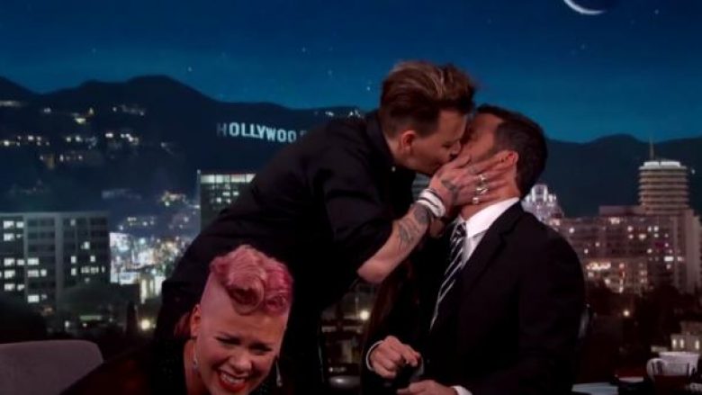Befason Johnny Depp: E puth në gojë moderatorin e emisionit! (Video)