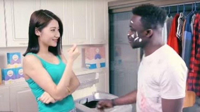 Reklama kontroverse e detergjentit për rroba, që po konsiderohet tepër raciste (Video)