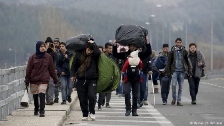 Shqipëria hap kufijtë për emigrantët