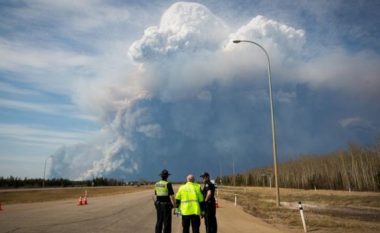 Gjendje e jashtëzakonshme nga zjarri në Alberta të Kanadasë