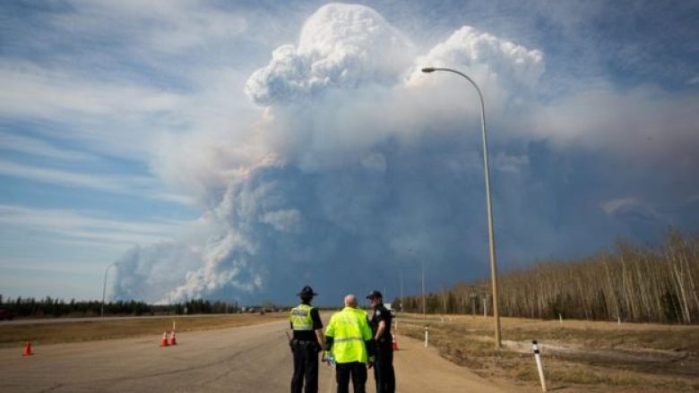 Gjendje e jashtëzakonshme nga zjarri në Alberta të Kanadasë