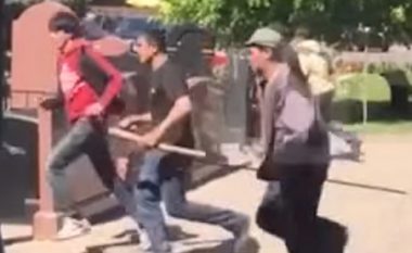 Rrahje më masive që keni parë: Tre të vrarë në mesin e mbi 200 belaxhinjve (Video)