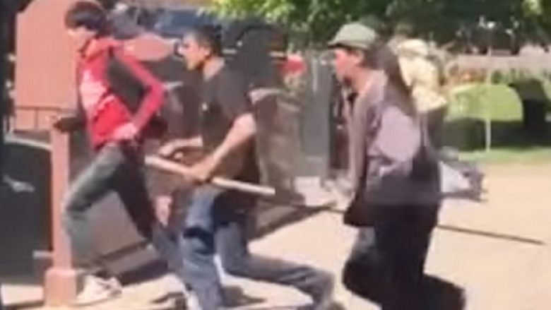 Rrahje më masive që keni parë: Tre të vrarë në mesin e mbi 200 belaxhinjve (Video)