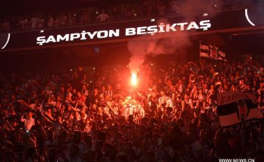 Kjo është festa e çmendur e tifozëve të Besiktasit pas fitores së titullit (Video)