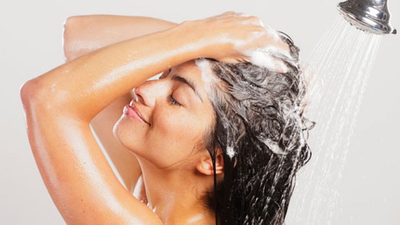 Sa shpesh duhet t’i pastroni flokët me shampon?