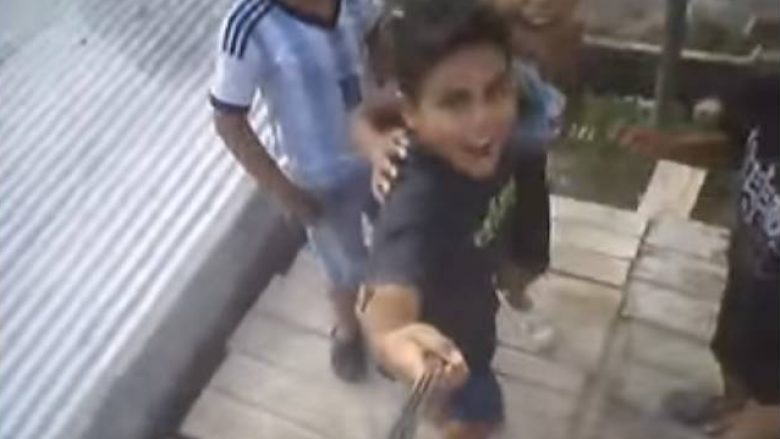 Një grup fëmijësh ngjiten mbi çati për të bërë “selfie”, pastaj shembet çatia! (Video)