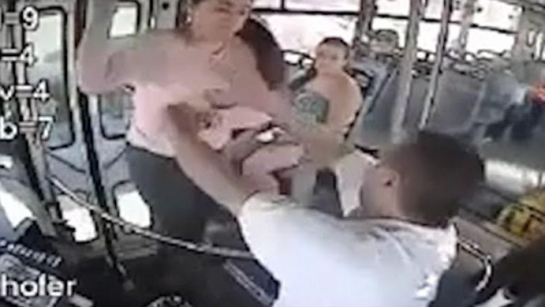 Udhëtarja sulmoi shoferin e autobusit, që refuzoi të ndalonte në vend të palejuar (Video)