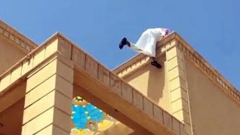 “Spider-Mani” nga Arabia, që në tri kate ngjitet për 20 sekonda (Video)