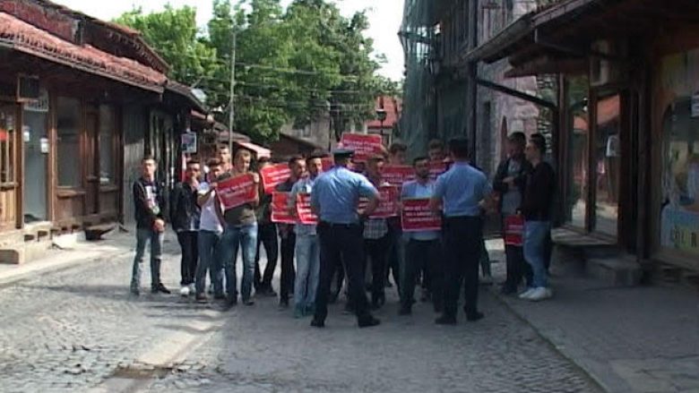 U paralajmërua protestë e madhe nga studentët e Gjakovës, dolën vetëm 20