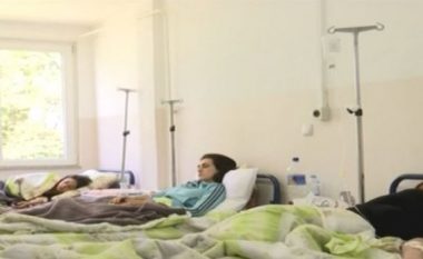 Flasin nga spitali studentët e helmuar në Gjakovë (Video)
