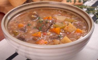 Supa më e shëndetshme me mish viçi, me perime dhe elb (video)