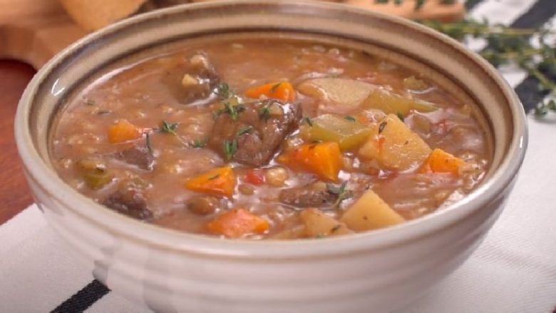 Supa më e shëndetshme me mish viçi, me perime dhe elb (video)