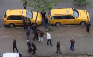 “Ligji i xhunglës” në Tiranë, taksistët përleshen për klientët (Video)