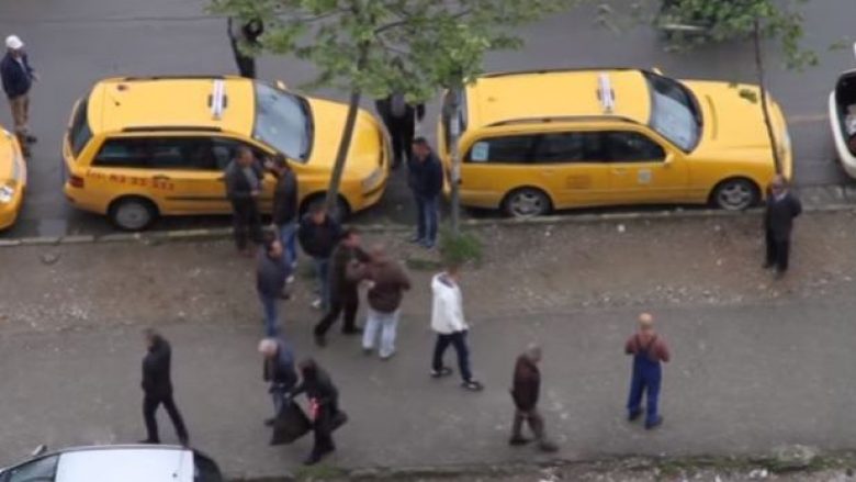 “Ligji i xhunglës” në Tiranë, taksistët përleshen për klientët (Video)