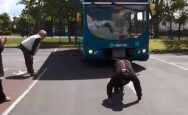 66-vjeçari tërheq autobusin me bishtin e flokëve (Video)