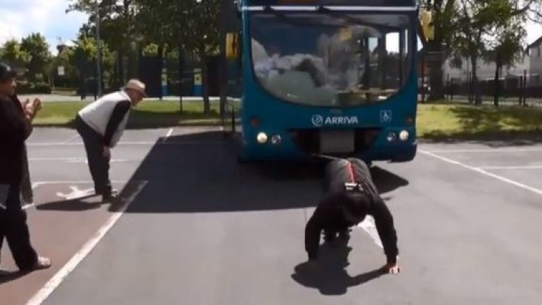 66-vjeçari tërheq autobusin me bishtin e flokëve (Video)