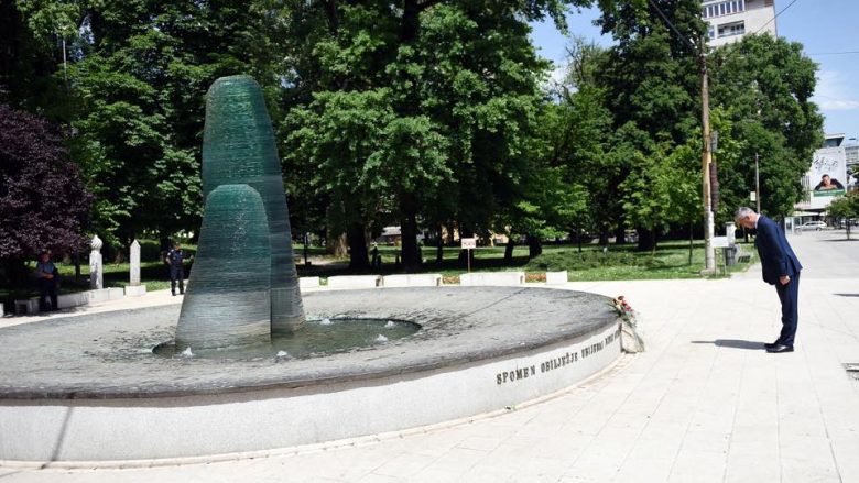 Thaçi vendos lule te monumenti i 500 fëmijëve të vrarë në Sarajevë (Foto)
