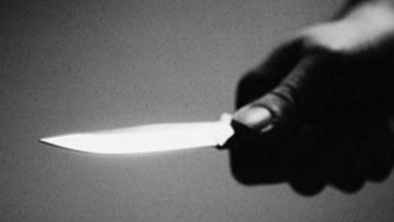 Theret me thikë një grua 23-vjeçare nga bashkëshorti