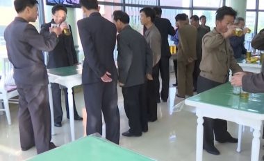 Kështu duket një kafene në Korenë e Veriut (Video)