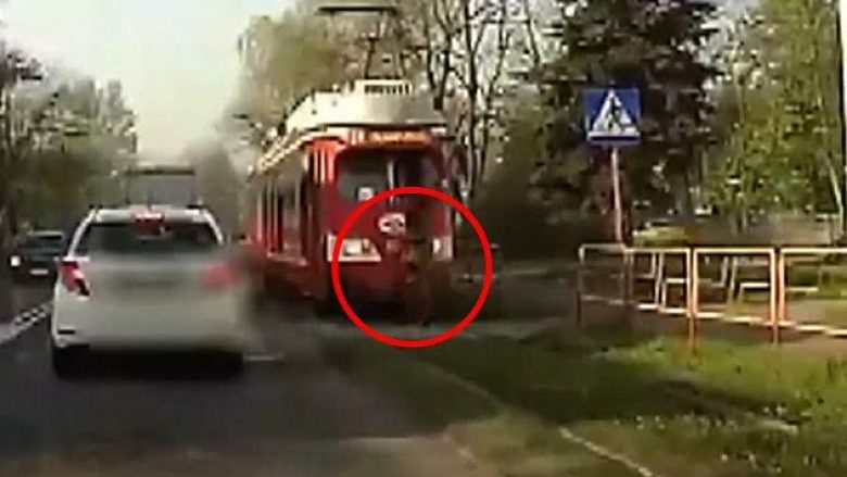 Shpëton mrekullisht pas përplasjes nga treni (Video, +16)