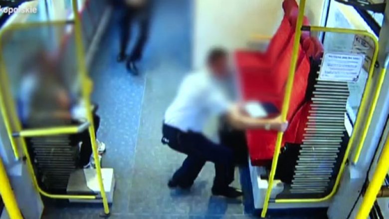 Drejtuesi i trenit rrezikoi jetën, për të paralajmëruar udhëtarët për rrezikun (Video)