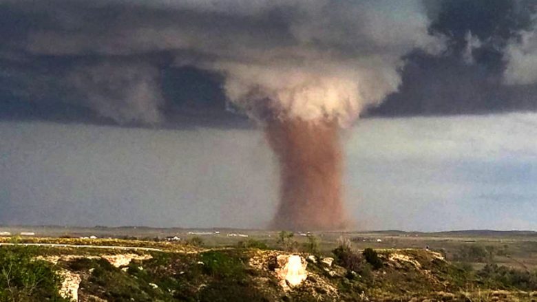Tornado të frikshme godasin Koloradon (Video)