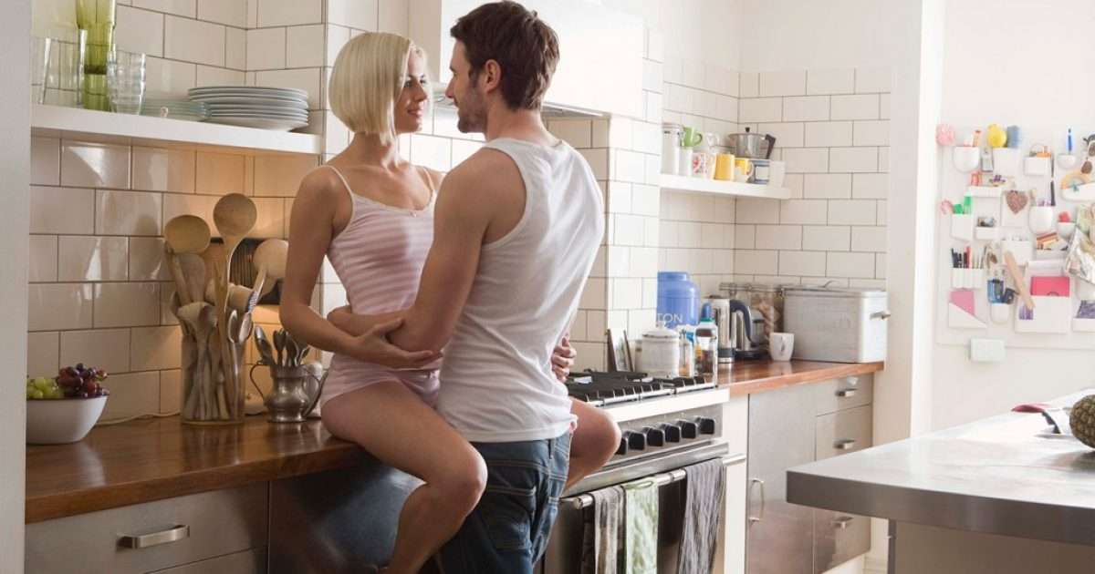 Кухонный секс с наездницей прямо на столе