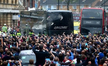 Kaos në rrugët e Londrës, tifozët e West Hamit sulmojnë autobusin e Man. Unitedit (Foto/Video)