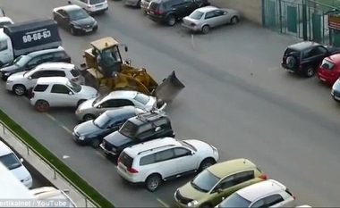 Eskavatori “shkatërron” veturat në parking, ja si e pësoi vozitësi (Video)