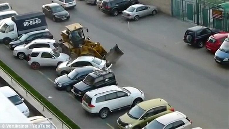 Eskavatori “shkatërron” veturat në parking, ja si e pësoi vozitësi (Video)